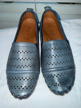 Spring Step Women's Perforated Leather Loafers in Blue. (Size 7)